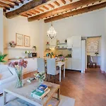Apartment In Lucca With Winery And Pool شقة *