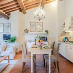 Apartment In Lucca With Winery And Pool شقة